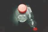 El error grave que muchos cometen al llenar la botella de agua