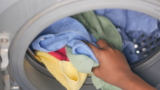 Hay un error que casi todo el mundo comete con su lavadora y le arruina la ropa.