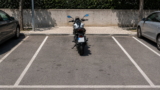 ¿Se pueden aparcar motos en las plazas de aparcamiento? Esto es lo que dice la ley