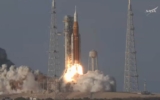 ¿Por qué los cohetes toman una trayectoria curva al despegar?