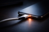 Este gesto al cargar tu celular puede dañar el puerto USB-C