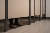 ¿Por qué las puertas de los baños públicos no llegan hasta el suelo?