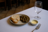 Fui a un restaurante, no lo toqué y aun así dijeron que era legal cobrar.