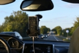 Adiós cristales y salpicadero: ¡aquí es donde tienes que poner el móvil en el coche!