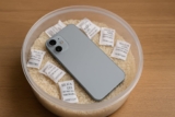 ¿Teléfono móvil mojado en la playa o en la piscina? ¡Olvida el arroz!