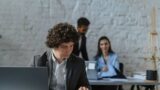 ¿Trabaja más de 8 horas al día? ¿Sabes lo que dice la ley en Portugal?