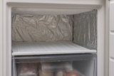 El truco de papel de aluminio que elimina el hielo del congelador
