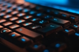 ¿Has notado tu tecla F y J? No es un defecto, es una función que lo cambió todo.